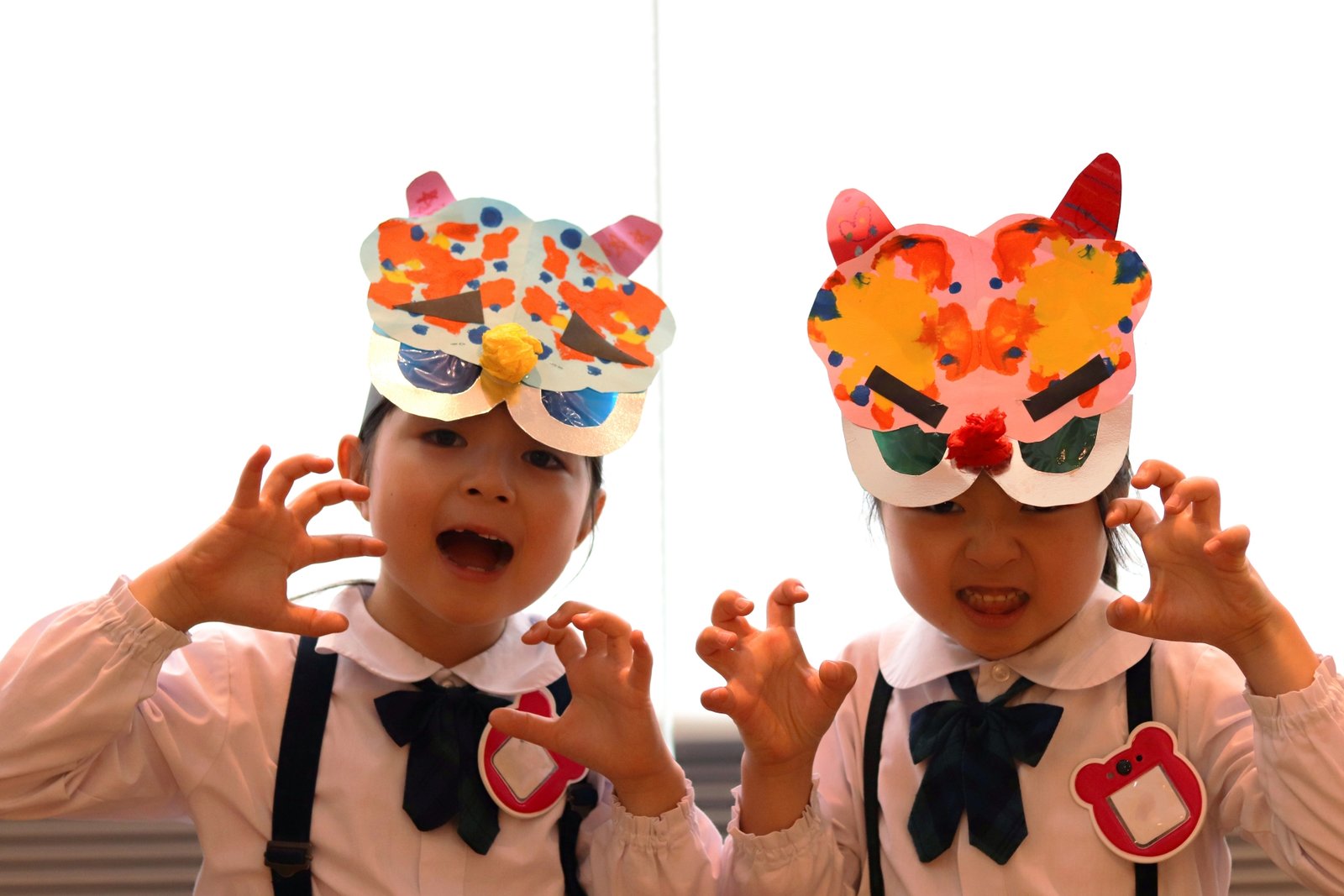 鬼のお面をつけた子どもたち