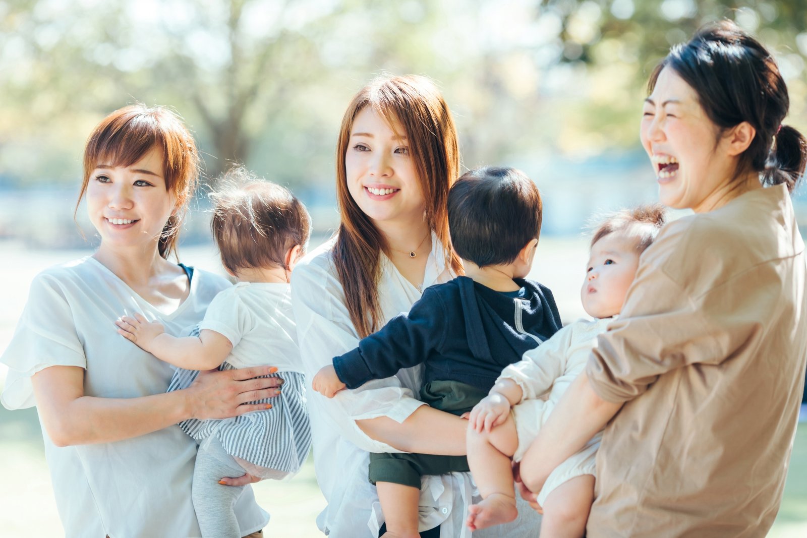 子どもたちと過ごす保育士