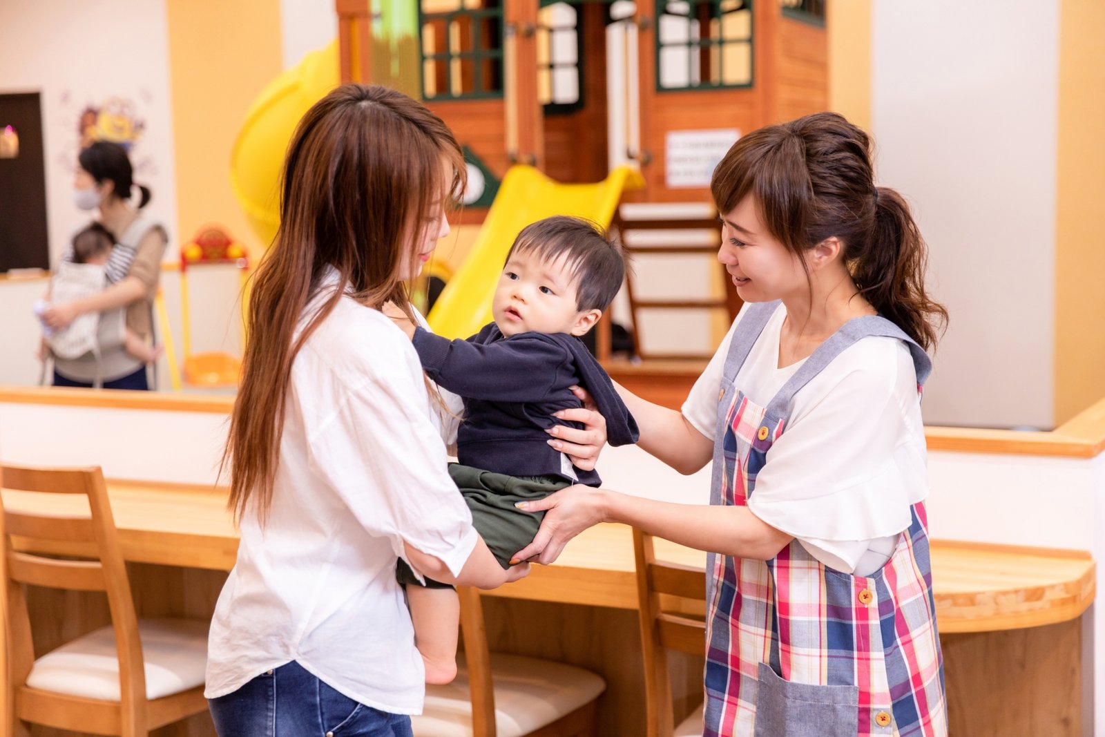登園時にお子さまを引き渡す様子