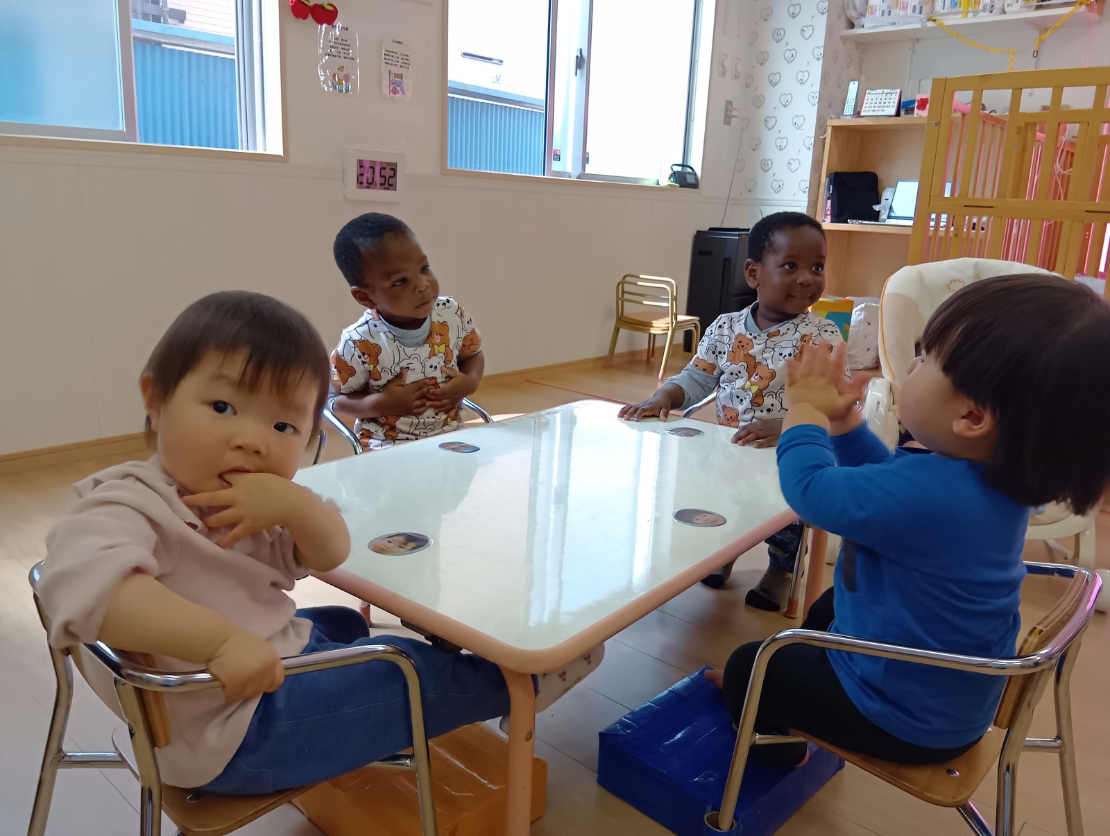 保育室のテーブルを囲む子どもたち