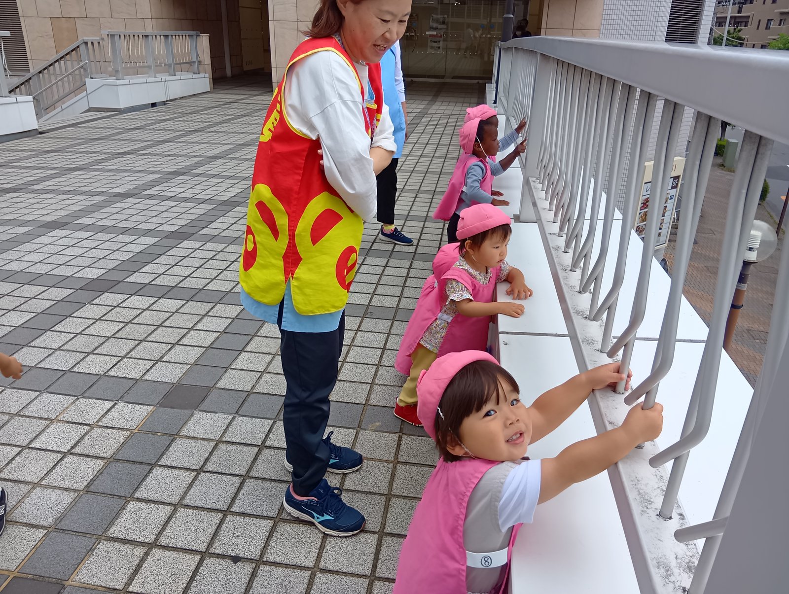 お散歩に出かける子どもたち