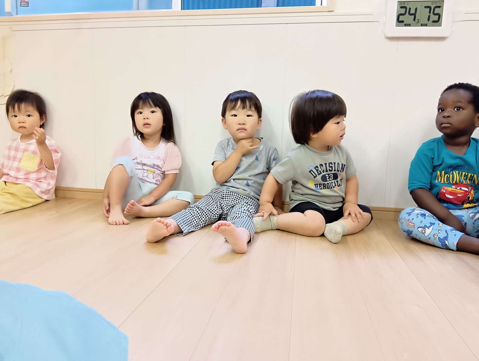 保育室で過ごす子どもたち